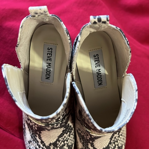 STEVE MADDEN Size 6 Narrate Pull on Boots Snake design - Picture 11 of 11